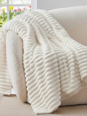 BEDELITE Fluffy Fleece Throw Blanket - Cream White Sofa Throw Soft Cosy Warm Small Blankets for Single Bed, for Women, Mothers